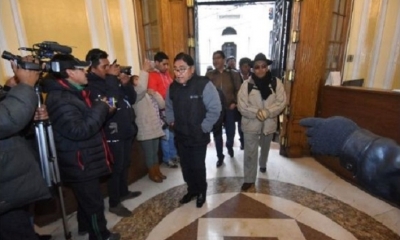 Representantes de la Upea ingresaron temprano a la Vicepresidencia donde se lleva a cabo la reunión. Foto: APG
