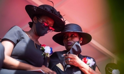 Martine Moïse (der.) asiste a la ceremonia fúnebre de su esposo, el presidente Jovenel Moise