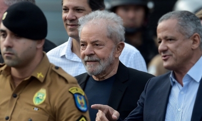 El ex presidente brasileño Lula da Silva abandona la sede de la Policía Federal en Curitiba, Paraná
