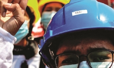 Manifestante birmana en una protesta contra el golpe.