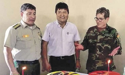 El exjefe de la Fuerza Especial de Lucha Contra el Narcotráfico (FELCN) Maximiliano Dávila junto con Evo Morales. 