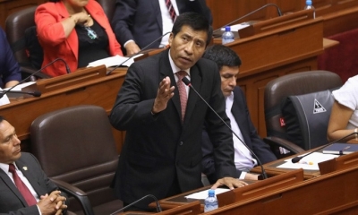 Congresista Moises Mamani durante sesión en Lima, Perú.