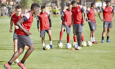 Los jugadores de Universitario de Vinto, durante las prácticas en el colegio AISB.