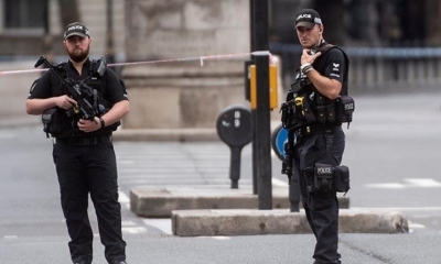 Policías británicos patrullan una calle en Londres