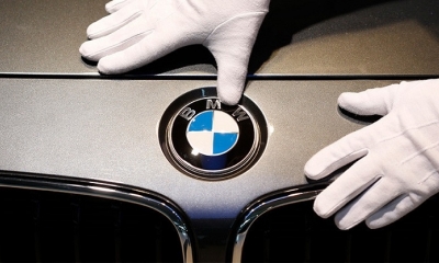 Un hombre pule el logo de un BMW en un evento celebrado en Múnich el 19 de marzo de 2014.