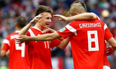 Alexánder Golovin celebra con sus compañeros su gol, el quinto para Rusia, en el partido contra Arabia Saudita. Foto: RT