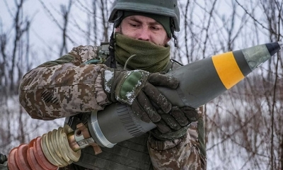 Un militar ucraniano se prepara para disparar una pieza de artillería en una posición cerca de Bakhmut