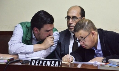 Alcalde junto a sus abogados de defensa, Humberto y Alberto Trigo, en la audiencia del pasado jueves. Foto: Hernán Andia