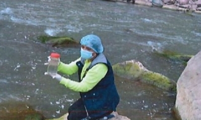 El personal tomó muestras de agua del río Pilcomayo. Foto: Captura