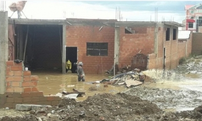 La lluvia provocó un desborde de agua de tal magnitud que inundó seis viviendas del Distrito 7 de la ciudad de El Alto