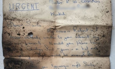 La carta doblada se encontró dentro de un montón de hollín después de que se limpiara la chimenea.