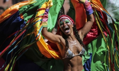 Una integrante del tradicional bloco de las Carmelitas, participa en su desfile por las calles del barrio de Santa Teresa.