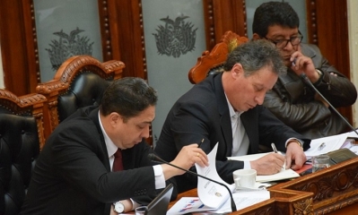 Los ministros Héctor Arce y César Navarro. Foto: Senado de Bolivia (Twitter)