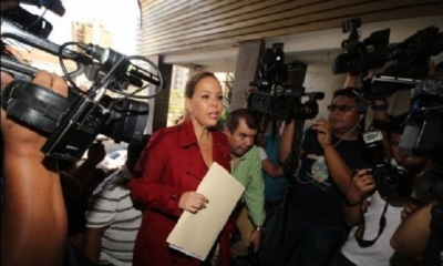 La presidenta del Concejo, Angélica Sosa, cuando ingresaba al comando de la Policía. Foto: Rolando Villegas