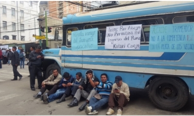os transportistas junto a sus microbuses bloquearon en inmediaciones de la alcaldía paceña