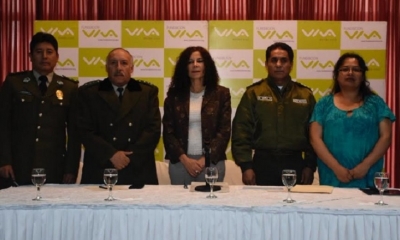 Los ejecutivo de Viva junto a la Policía/Foto. RB