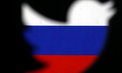 Un logotipo de Twitter con la bandera rusa (Dado Ruvic / Reuters)