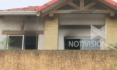 Parte de una casa ardió en llamas cuando su propietaria dormía con su bebé