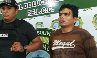 Hernán Hurtado Chávez (derecha) fue presentado este sábado en la Felcc