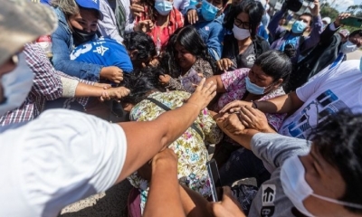 Un grupo golpea a una persona en medio del paro contra la Ley 1386