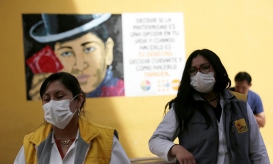 Autoridades sanitarias en La Paz, Bolivia, el 4 de marzo de 2020 (REUTERS/David Mercado)