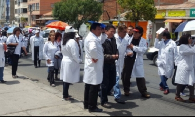 Los médicos salieron a la calle para manifestar sus protestas. 