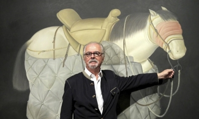 Fotografía de archivo tomada el 8 de octubre de 2012 que muestra al pintor y escultor colombiano Fernando Botero junto a su obra Caballo de picador