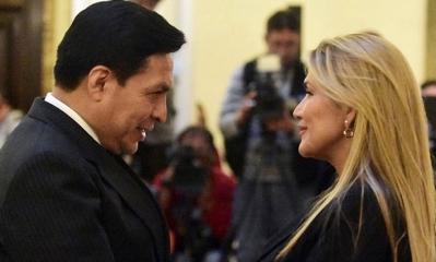 El General de División Luis Fernando Valverde Ferrufino y Jeanine Áñez.