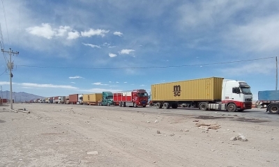 Cientos de camiones varados en la frontera de tambo Quemado, hacia Chile.