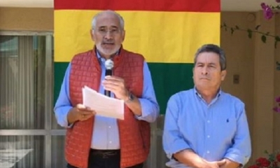 Carlos Mesa (izq.) junto al candidato a la vicepresidencia por CC, Gustavo Pedraza, en la rueda de prensa. 