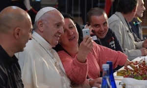 Dos convictos italianos que compartieron el 1 de octubre un almuerzo con Jorge Bergoglio, miles de pobres y otros reclusos en la basílica de San Petro