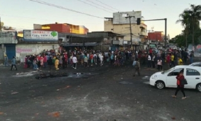 Los comerciantes instalaron una vigilia sobre la avenida Grigotá, lugar en el que esta madrugada se dio un enfrentamiento. Foto: ED