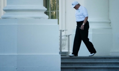 El presidente estadounidense Donald Trump deja la Casa Blanca para dirigirse a su club de golf de Virginia, el 21 de octubre de 2017 en Washington