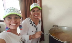 Angélica Sosa y Arminda Dávalos en las ollas comunes/Foto. RRSS