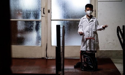 Un niño se prepara para ingresar a un colegio de la Ciudad de Buenos Aires | EFE