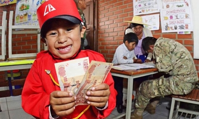 Un estudiante cobra su bono. Foto archivo