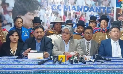 Abogados evistas en conferencia de prensa.