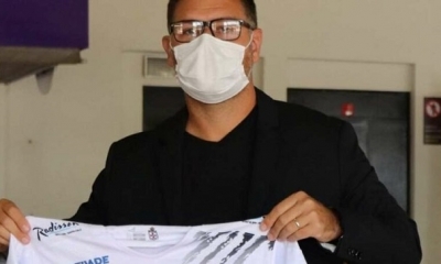 Daniel Farrar con la camiseta de Real Santa Cruz. 