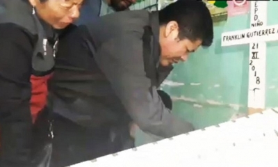 El momento en el que Franclin ve a su hijo muerto en un ataúd.