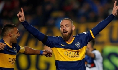 El italiano Daniele de Rossi (der.), con la camiseta de Boca Juniors. | EFE