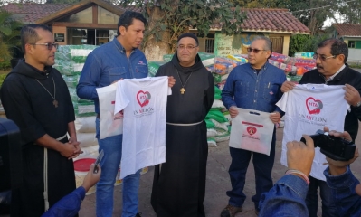 Óscar Barriga junto a los responsables de Teresa de los Andes/Foto. YPFB
