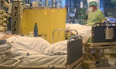médicos trabaja en la unidad de cuidados intensivos con pacientes de Covid-19 en un hospital en Freising cerca de Múnich, en el sur de Alemania