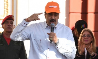Nicolás Maduro usa una gorra de aerolínea nacional Conviasa durante una protesta contra las sanciones de EE.UU. | Fuente: AFP 