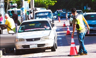 Un funcionario municipal controla el cumplimiento de la norma. Foto: El Deber