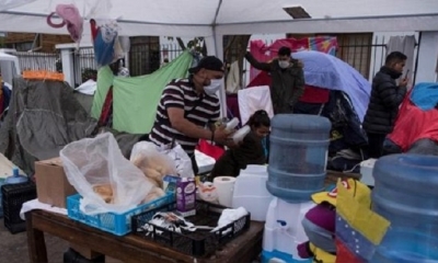 Ciudadanos venezolanos acampan cerca de la embajada en Chile. | Fuente: EFE