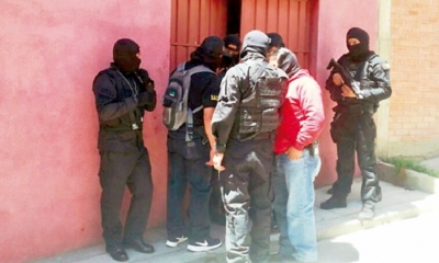 En su cuerpo la mujer lleva las marcas de la violencia policial.