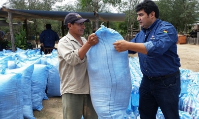 Los trabajadores petroleros hicieron una donación con sus aportes propios para llegar con agua a todos los damnificados. Foto: YPFB