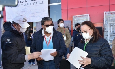 La ministra de Salud, Eidy Roca, entrega el equipo en Potosí