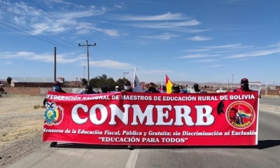 Marcha del magisterio rural que rechaza el decreto supremo 4260 Foto: Magisterio rural.