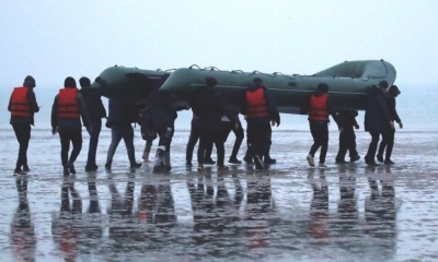 Migrantes en la costa de Francia.